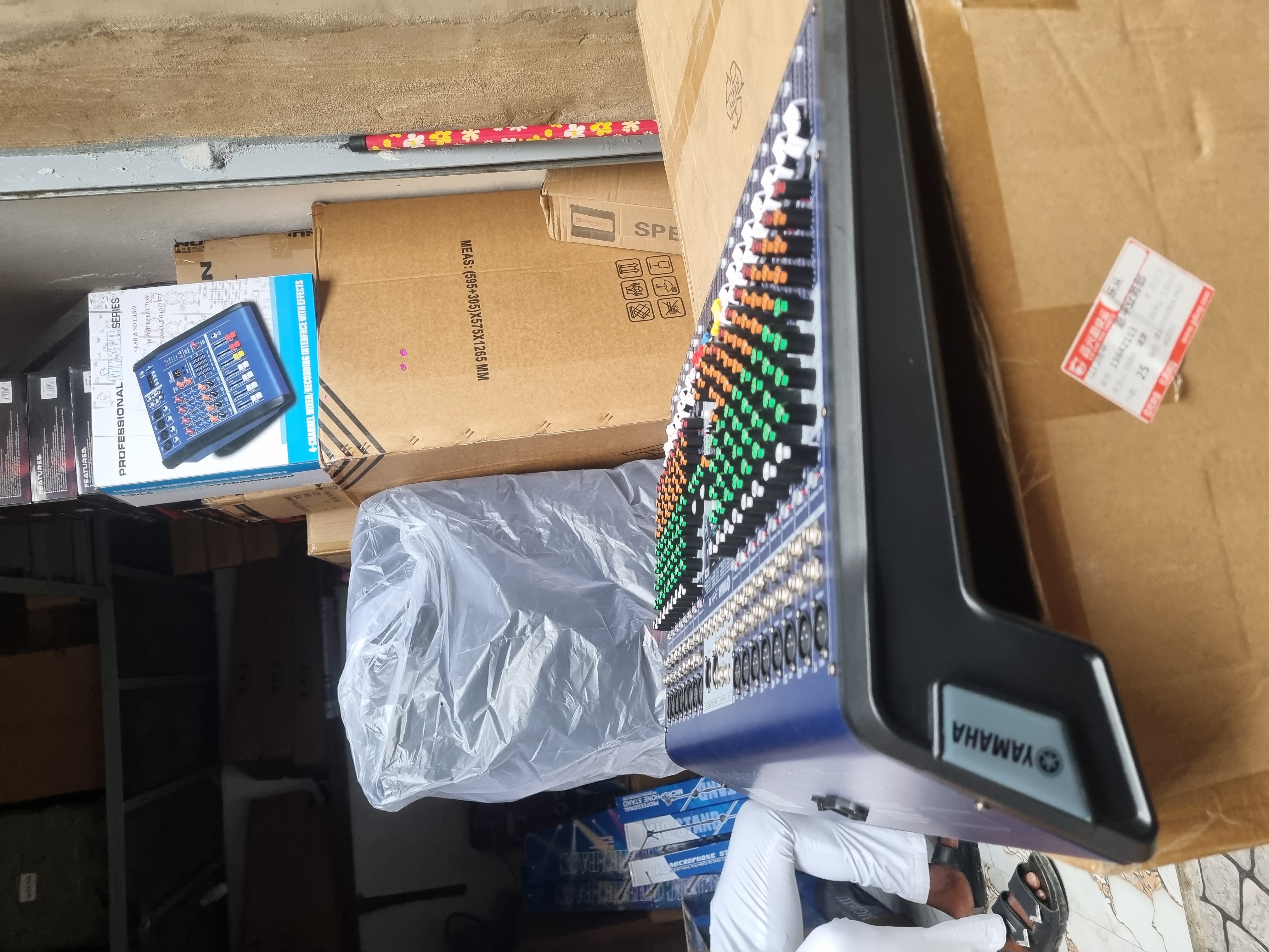 Yamaha 16ch console mixer