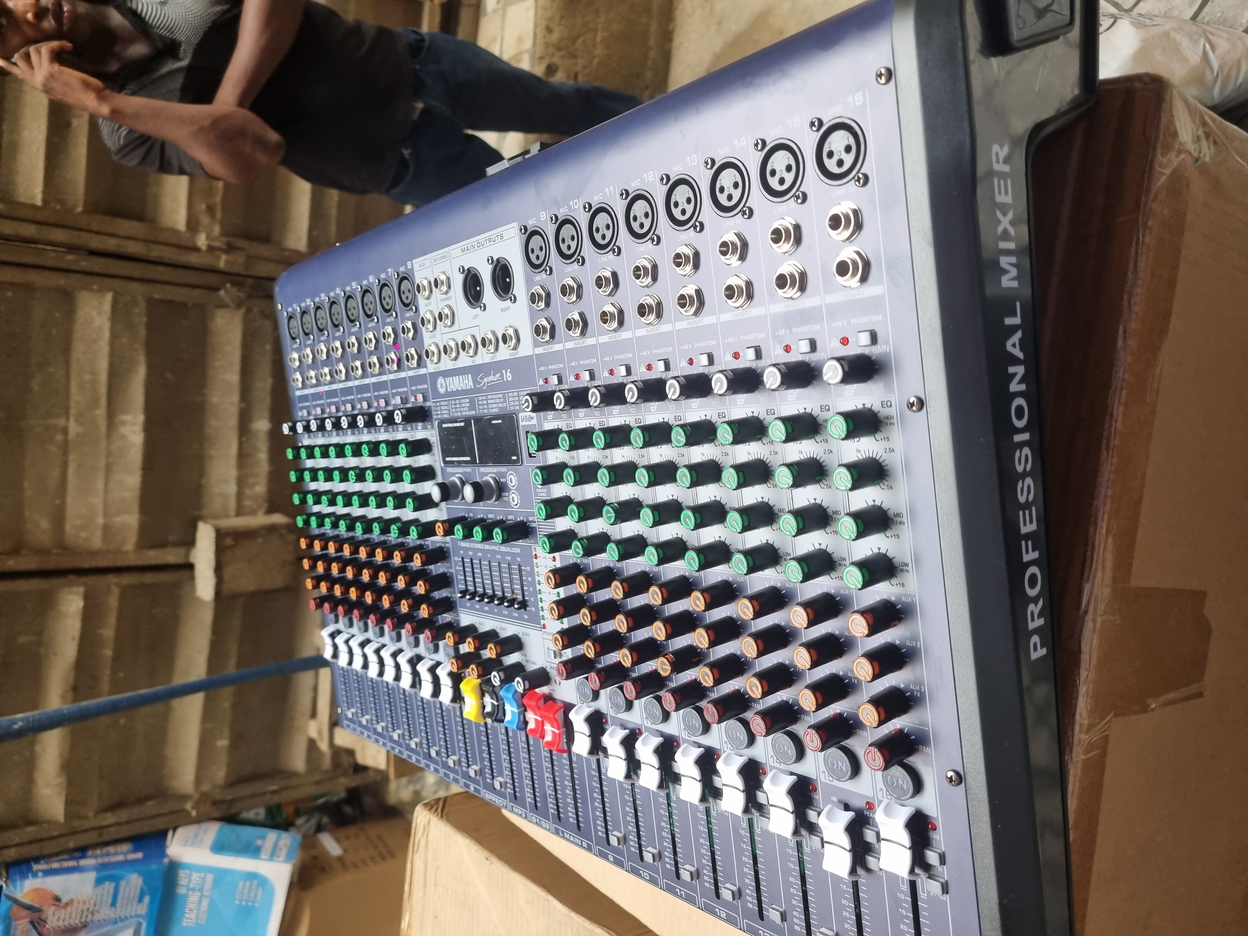 Yamaha 16ch console mixer