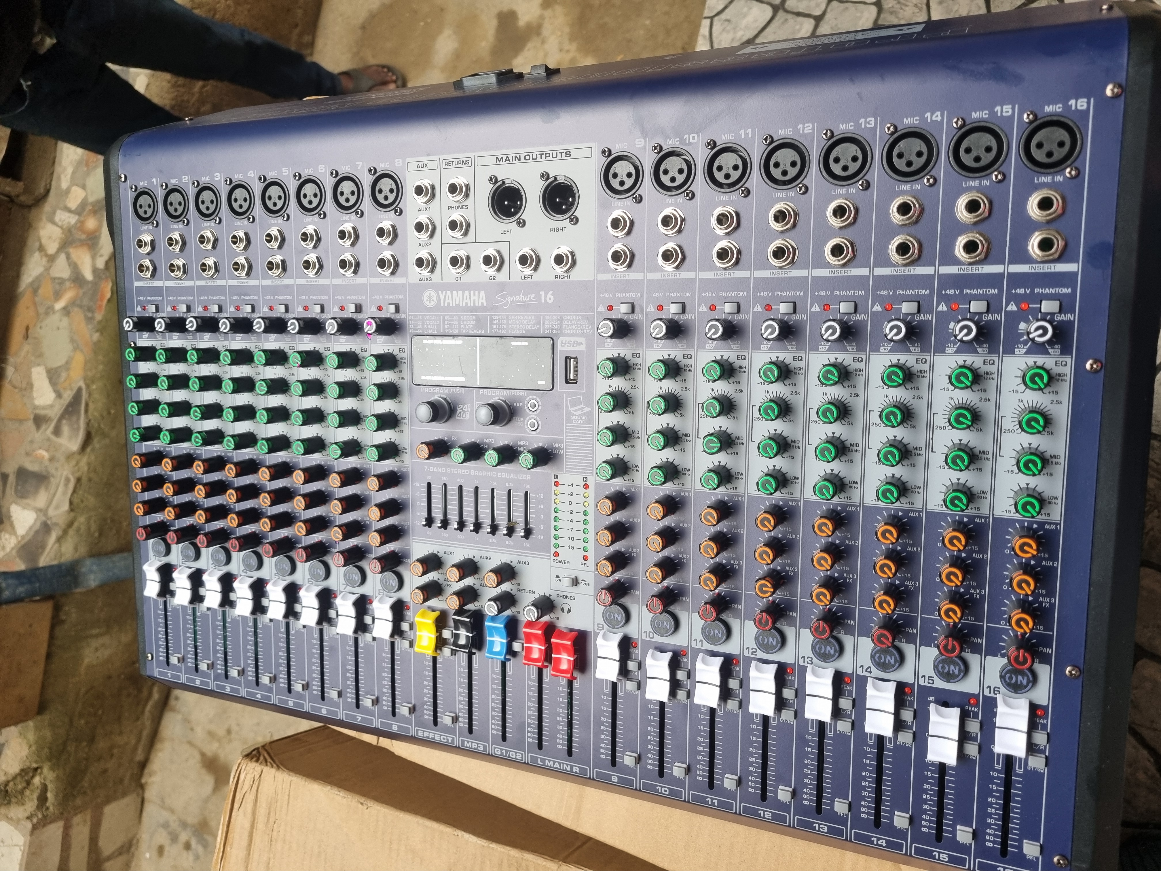 Yamaha 16ch console mixer